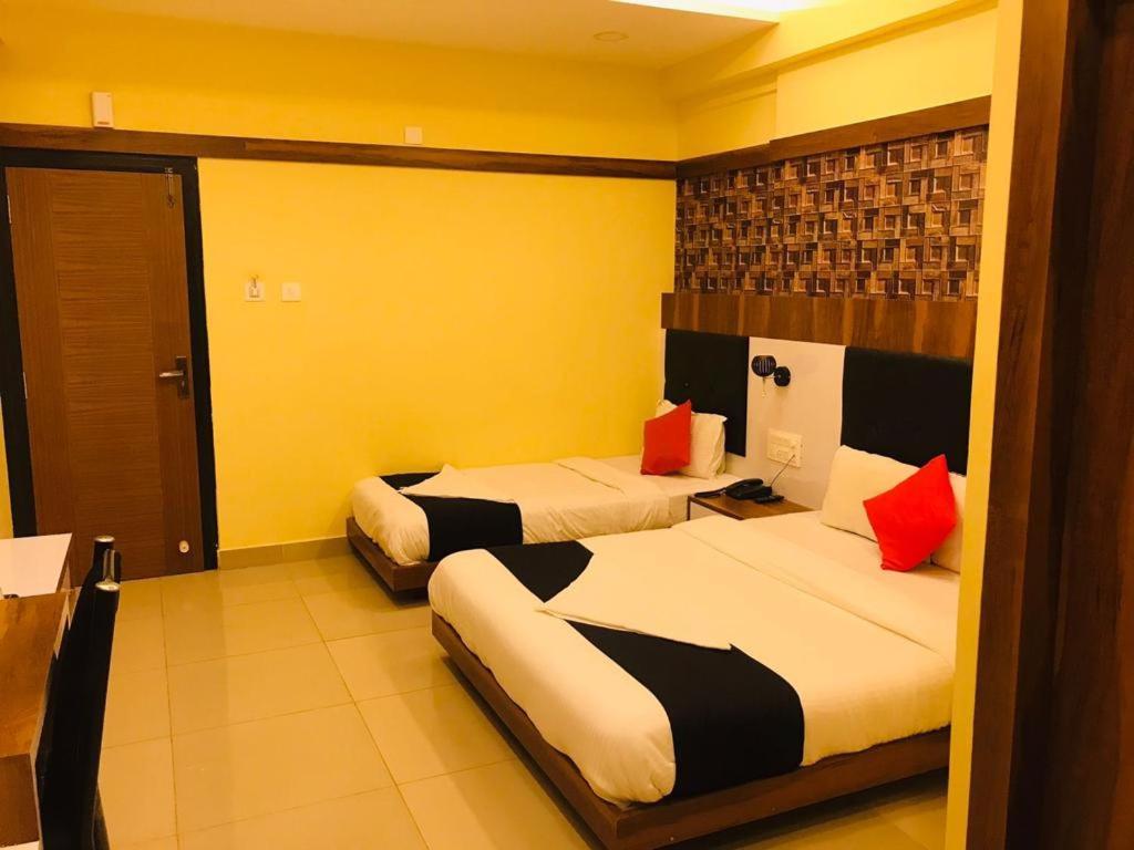 Hotel Keerthana Puttur Puttur  Exteriör bild